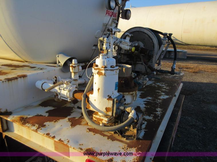 image for item AW9107 2002 International 4300 propane delivery truck