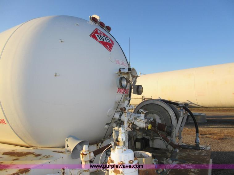 image for item AW9107 2002 International 4300 propane delivery truck