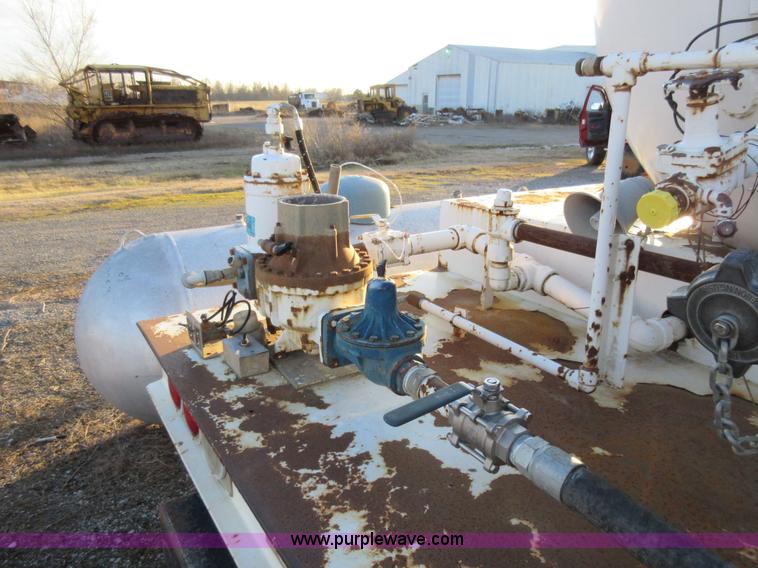 image for item AW9107 2002 International 4300 propane delivery truck