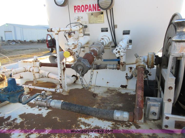 image for item AW9107 2002 International 4300 propane delivery truck