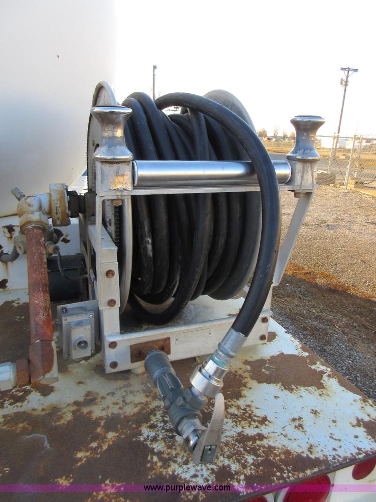 image for item AW9107 2002 International 4300 propane delivery truck