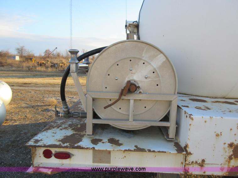 image for item AW9107 2002 International 4300 propane delivery truck