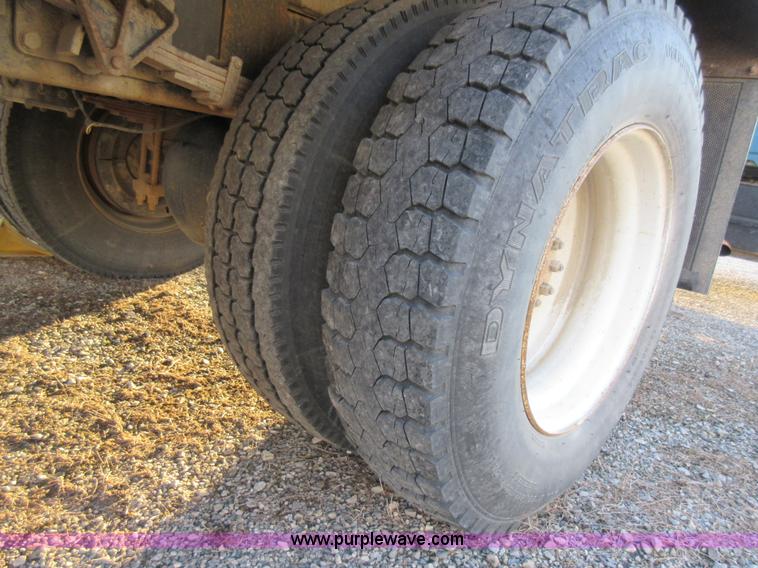 image for item AW9107 2002 International 4300 propane delivery truck