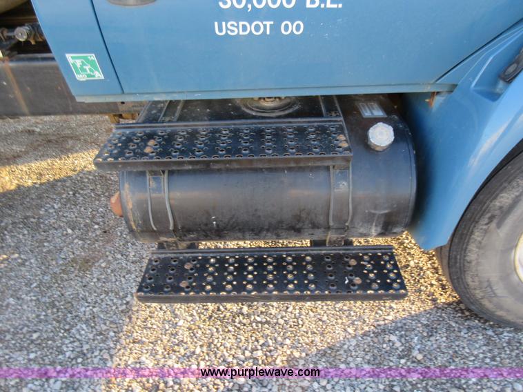 image for item AW9107 2002 International 4300 propane delivery truck