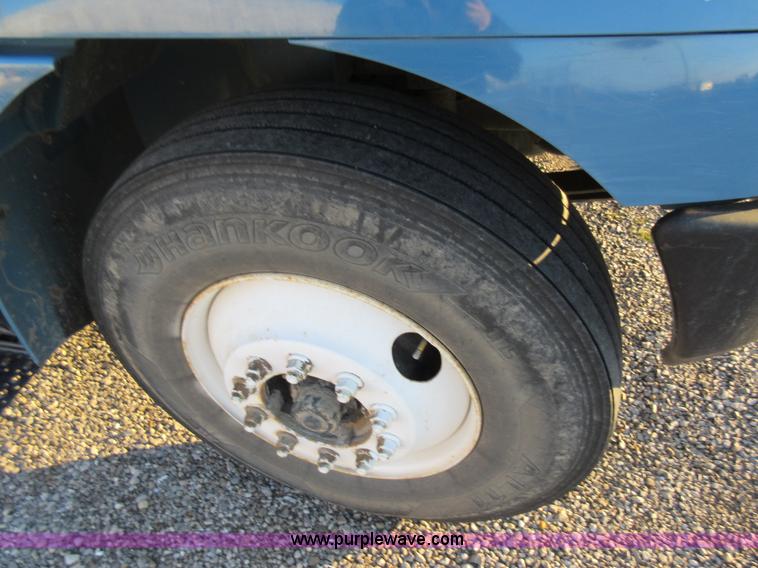 image for item AW9107 2002 International 4300 propane delivery truck