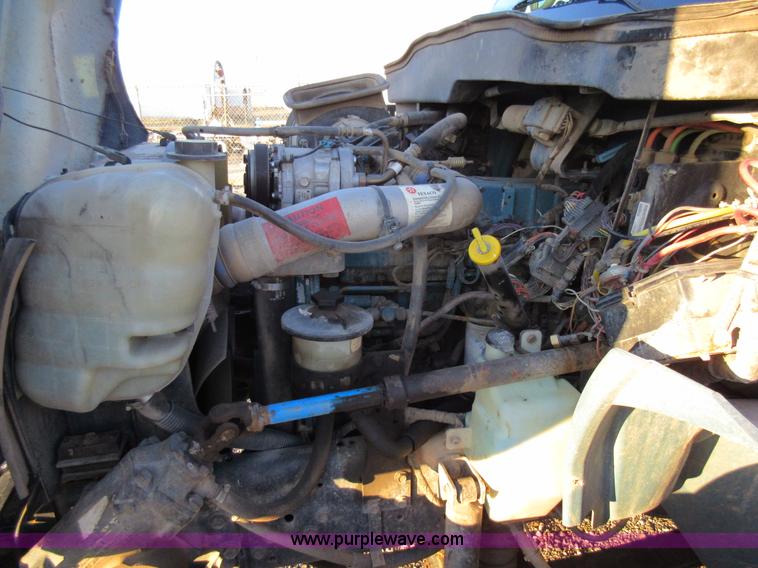 image for item AW9107 2002 International 4300 propane delivery truck