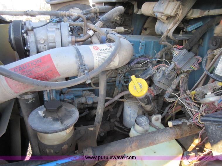 image for item AW9107 2002 International 4300 propane delivery truck