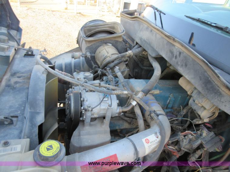 image for item AW9107 2002 International 4300 propane delivery truck