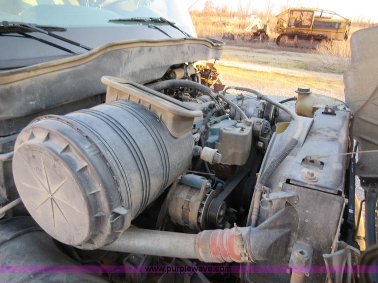 image for item AW9107 2002 International 4300 propane delivery truck