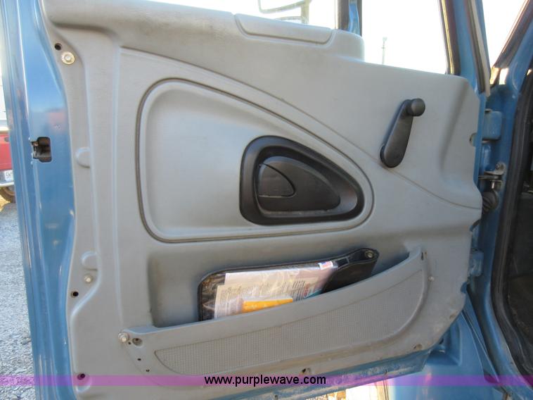 image for item AW9107 2002 International 4300 propane delivery truck