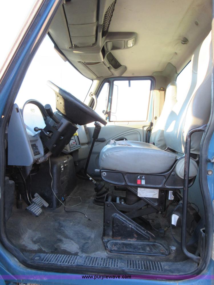 image for item AW9107 2002 International 4300 propane delivery truck