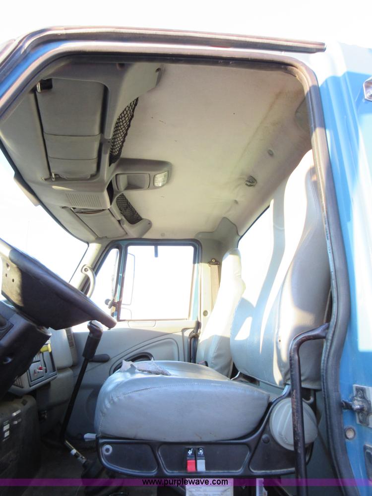 image for item AW9107 2002 International 4300 propane delivery truck