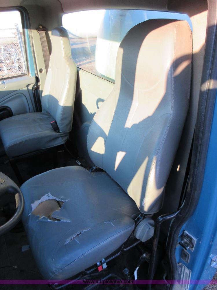 image for item AW9107 2002 International 4300 propane delivery truck