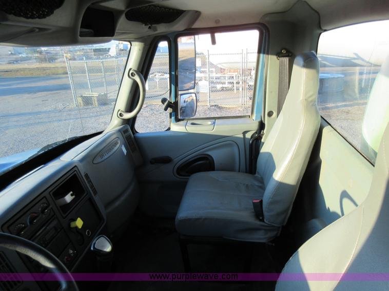 image for item AW9107 2002 International 4300 propane delivery truck