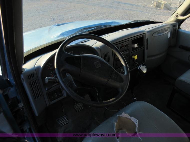 image for item AW9107 2002 International 4300 propane delivery truck