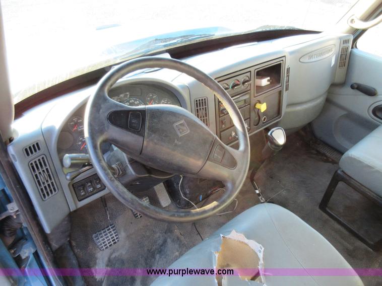 image for item AW9107 2002 International 4300 propane delivery truck