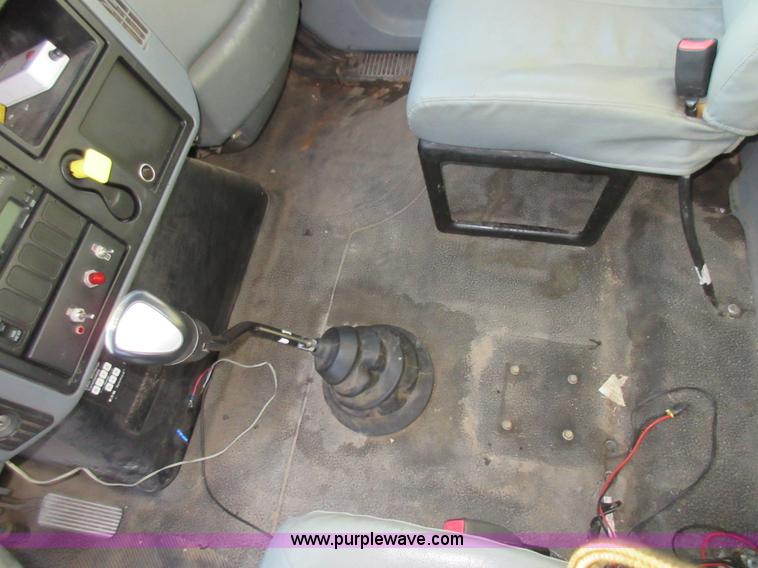 image for item AW9107 2002 International 4300 propane delivery truck