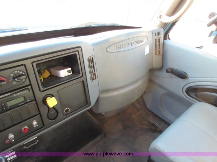 image for item AW9107 2002 International 4300 propane delivery truck