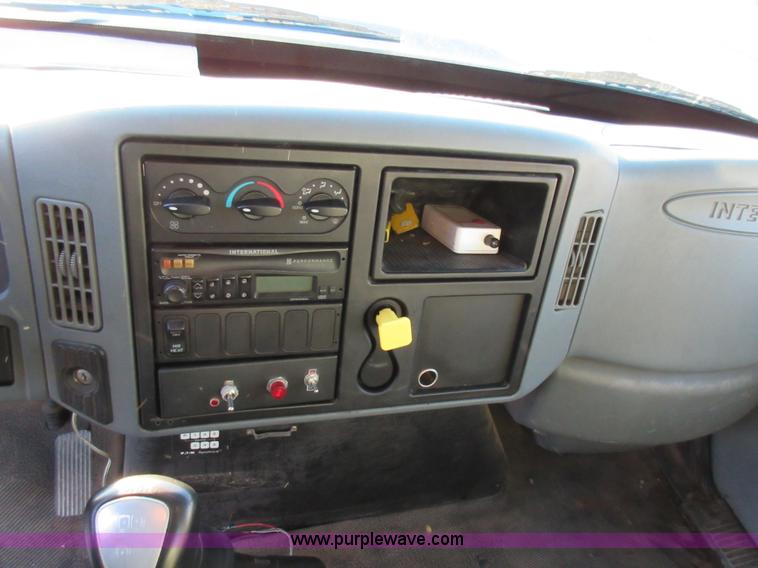 image for item AW9107 2002 International 4300 propane delivery truck