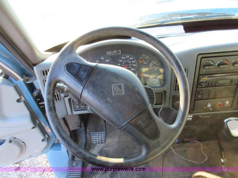 image for item AW9107 2002 International 4300 propane delivery truck