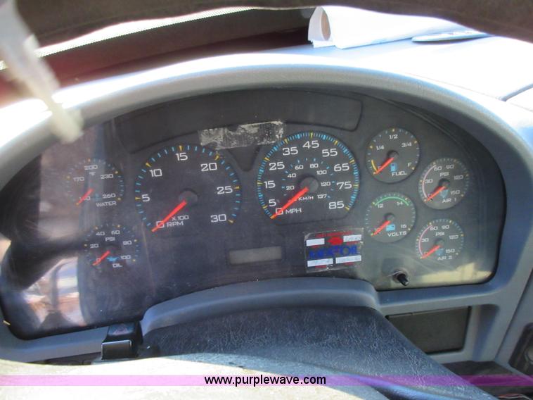 image for item AW9107 2002 International 4300 propane delivery truck