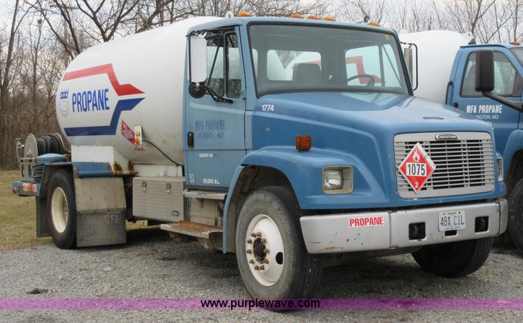 image for item AW9109 2000 Freightliner FL70 propane delivery truck