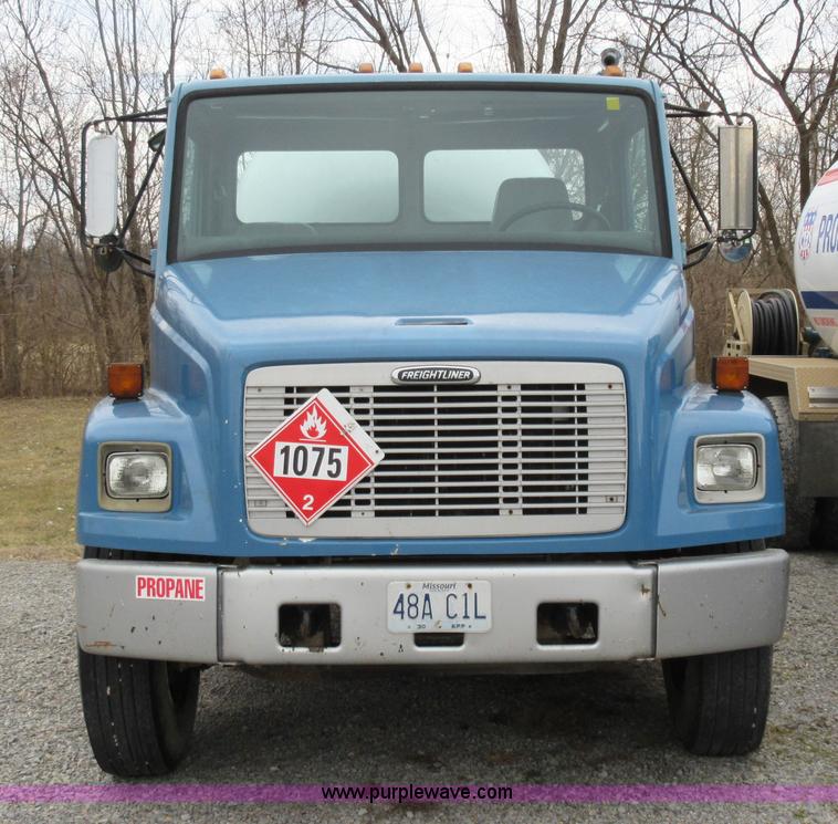 image for item AW9109 2000 Freightliner FL70 propane delivery truck