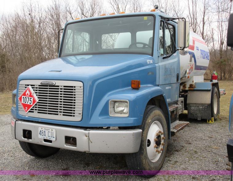 image for item AW9109 2000 Freightliner FL70 propane delivery truck
