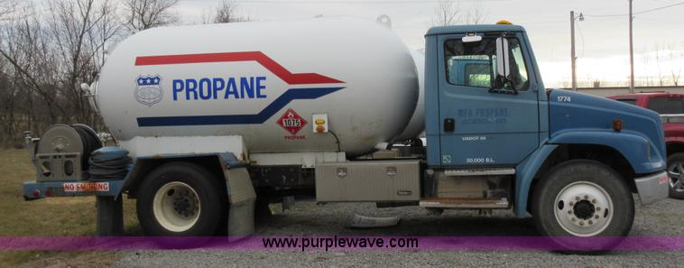 image for item AW9109 2000 Freightliner FL70 propane delivery truck