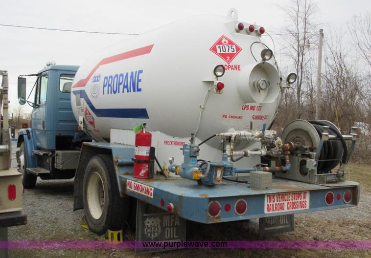 image for item AW9109 2000 Freightliner FL70 propane delivery truck