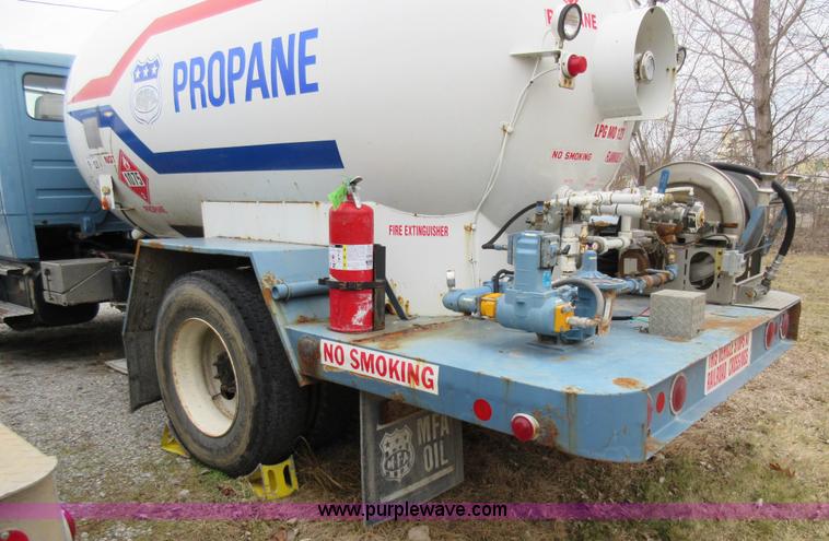 image for item AW9109 2000 Freightliner FL70 propane delivery truck