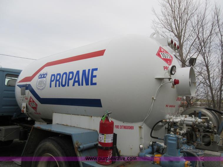 image for item AW9109 2000 Freightliner FL70 propane delivery truck