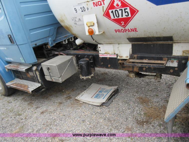 image for item AW9109 2000 Freightliner FL70 propane delivery truck