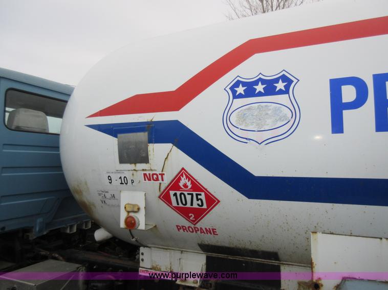 image for item AW9109 2000 Freightliner FL70 propane delivery truck