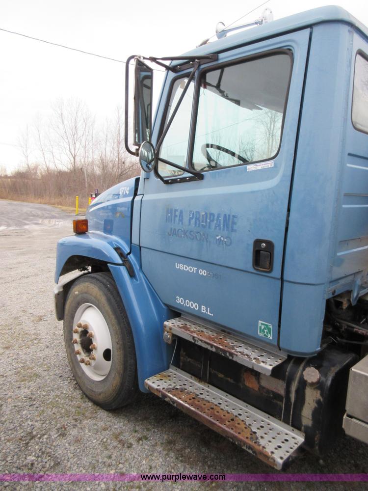 image for item AW9109 2000 Freightliner FL70 propane delivery truck