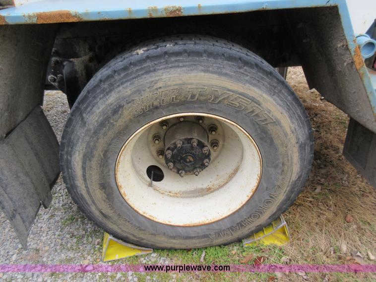 image for item AW9109 2000 Freightliner FL70 propane delivery truck