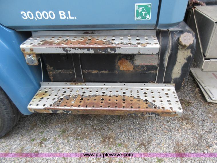 image for item AW9109 2000 Freightliner FL70 propane delivery truck