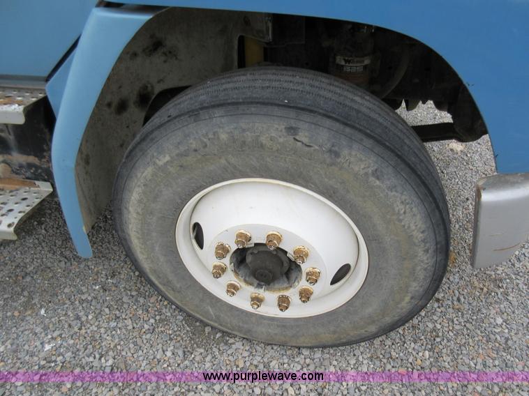 image for item AW9109 2000 Freightliner FL70 propane delivery truck