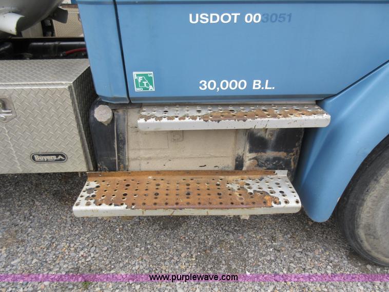 image for item AW9109 2000 Freightliner FL70 propane delivery truck