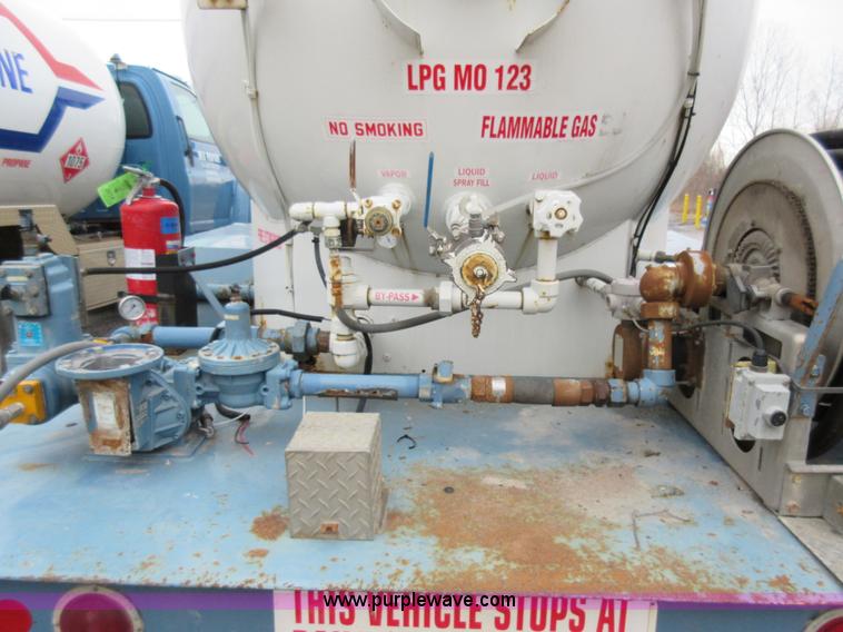 image for item AW9109 2000 Freightliner FL70 propane delivery truck