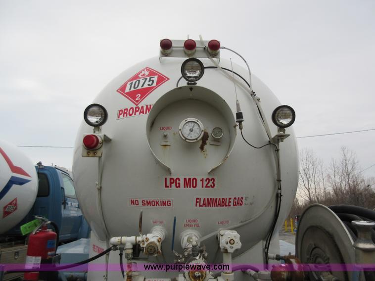 image for item AW9109 2000 Freightliner FL70 propane delivery truck