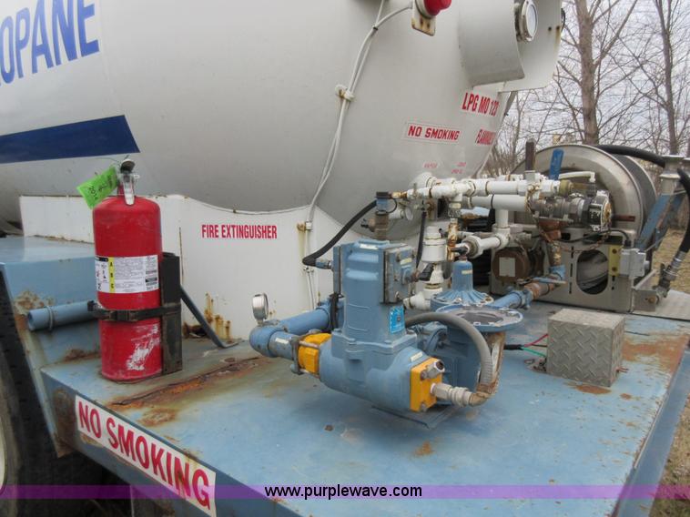 image for item AW9109 2000 Freightliner FL70 propane delivery truck