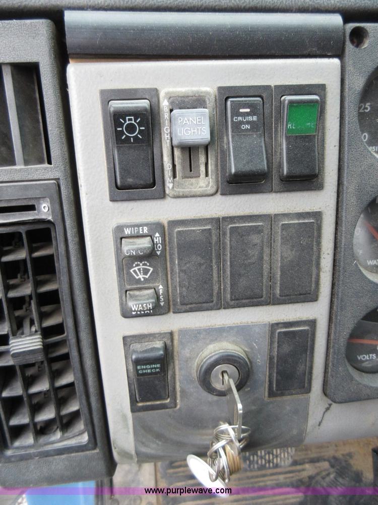 image for item AW9109 2000 Freightliner FL70 propane delivery truck