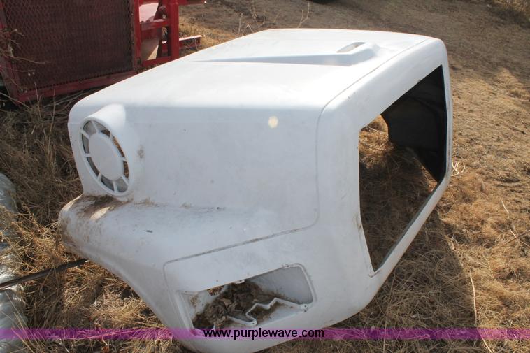image for item AW9462 Ford L9000 hood