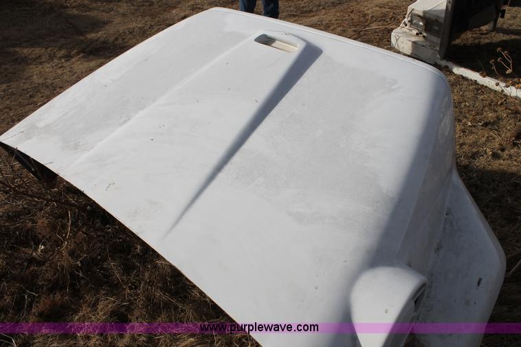image for item AW9462 Ford L9000 hood