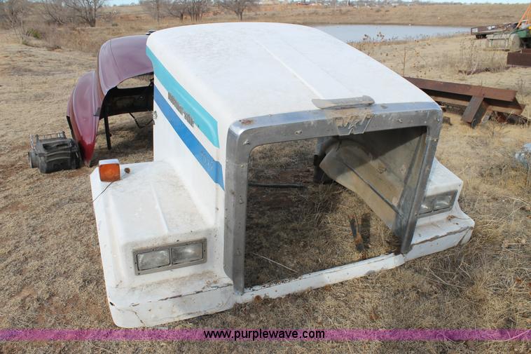 image for item AW9463 1993 Western Star hood