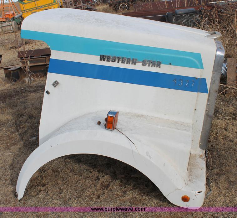 image for item AW9463 1993 Western Star hood