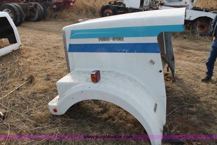 image for item AW9463 1993 Western Star hood