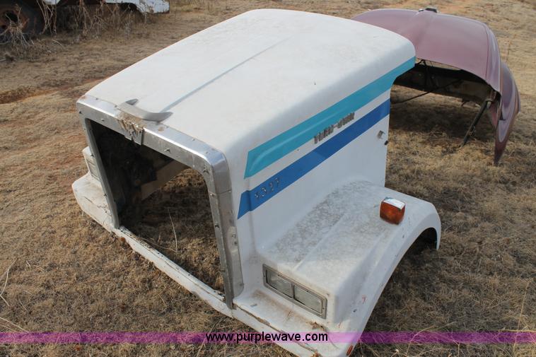 image for item AW9463 1993 Western Star hood