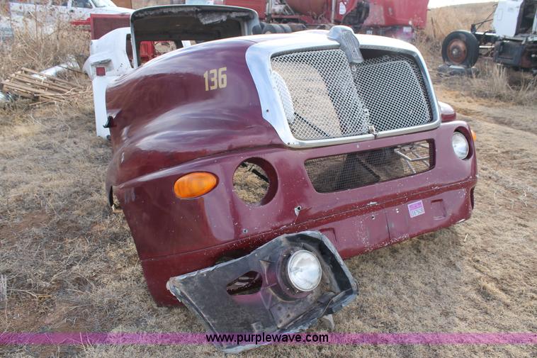 image for item AW9464 1999 Kenworth T2000 hood